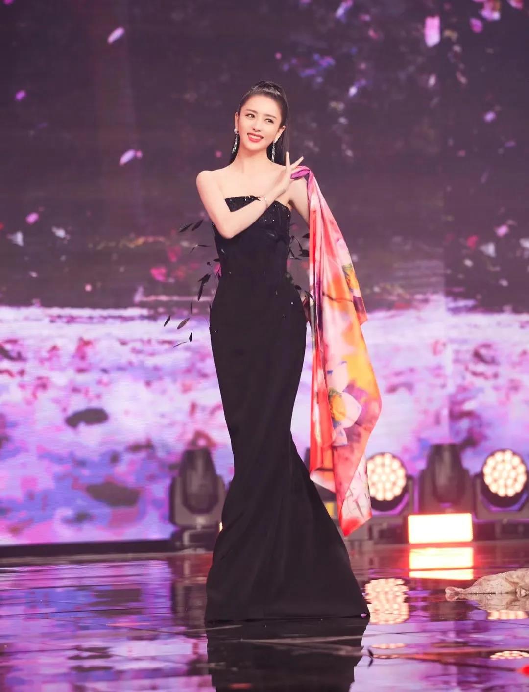 佳歌品牌代言人佟麗婭榮獲“微博年度之星”！